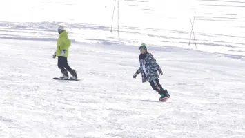 326EVA-166 射精座内连续射精！  ！ 在冬天的滑雪坡上得到它的银座高级俱乐部女孩正在沉入南八宝！  www 波多野结衣