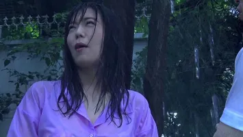 突如其來的傾盆大雨。 一個穿著內衣的漂亮女人站在前門，渾身濕透。