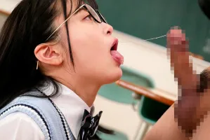 AKDL-244 清醒的轉學生是一個通過徒手口交吞下精子並讓她的雞巴金金的婊子......Hikaru Natsuki
