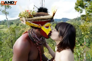 AVOP-108 《荒野之国》 2015 橘加隆 在地球上最后一个未开发的地区，5万年来一直过着同样生活的当地人，一步一步地被教导日本的色情文化，并被活生生地搞砸了