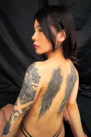 DOKS-588 Неприятная девушка с татуировками, распутная горничная Мио с татуировками Хани и плачущая учительница М Харуки.