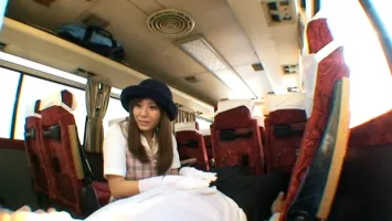 DV-1230 Novice bus guide Yuma Asami accompanies you on a school trip.