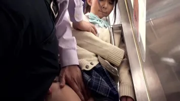T28-347 Schoolgirls Who Cant Resist Being Molested On A Crowded Train And Climax
