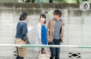 AP-519 普通男女情侣监视戴绿帽子内射猥亵普通情侣在城里呼唤被忽悠高额奖励，骗夫妻女友监视，只为了和陌生人睡1小时，并引导他们到一个单独的房间！ 一个人在封闭的房间里躺在床上！ 她无法抗拒性骚扰的奖励......