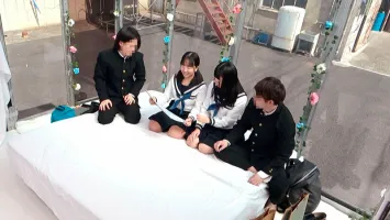 DVMM-136 面對MM後方的朋友限制了魔術鏡學校，四人和一群男女在學校遊覽中，挑戰“ Virgin W W Brush Expaive遊戲”！一個為男性朋友和一個興奮的處女男性感到羞恥的女孩！4p狂歡超越了朋友的聯繫！每個人都與青年的回憶相處！