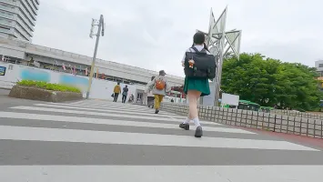 NEOS-003 迫害03 長期偷窺記錄，一名穿著制服和休閒服的孩子乘火車步行去學校，同時積極擺動打著兩個結的背包。