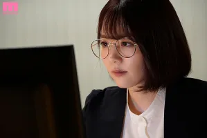 中文字幕MIDV-504 公司裡最樸素的女孩，身材卻如此驚人！ ！第一次過夜約會之後，我邀請她去一家酒店，我們一遍又一遍地赤身裸體地操她，直到早上。三浦櫻