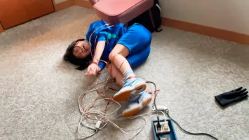 OMHD-019 電線電擊洗腦實驗電極在社團活動結束時纏繞在一個女孩身上，巴甫洛夫式的精神控制瀕臨死亡。 佐野夏